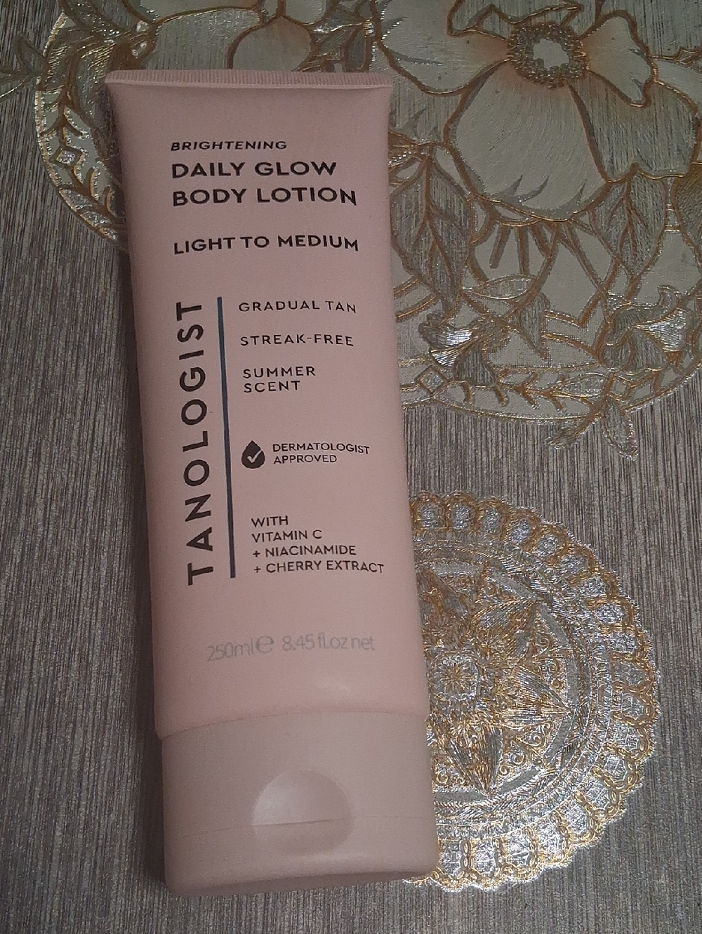 Tanologist Brightening Daily Glow Body Lotion - Light to Medium - Pink